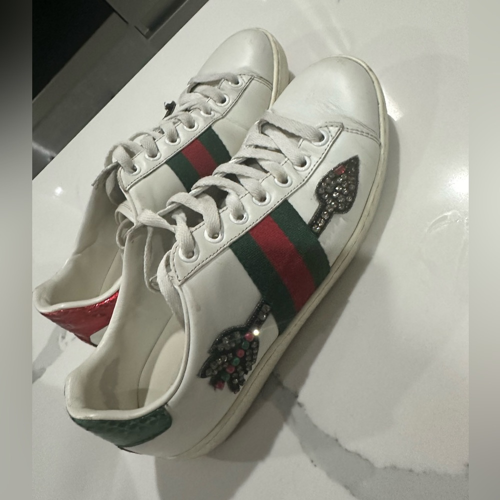 Gucci sneakers embroidered arrow sneaker.